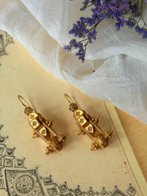 Load image into Gallery viewer, Vintage style statement earrings in sliver 925 in gold polish
