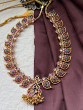 Load image into Gallery viewer, Statement mango necklace in silver 925 in gold polish
