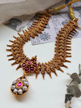 Load image into Gallery viewer, Statement vintage style necklace
