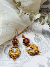 Load image into Gallery viewer, Vintage statement earrings
