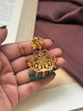 Load image into Gallery viewer, Vintage style pendant with cut stones
