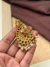 Load image into Gallery viewer, Vintage style pendant with cut stones
