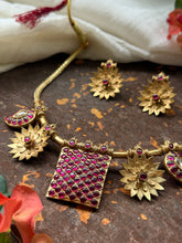 Load image into Gallery viewer, Classic timeless vintage style necklace and earrings 2
