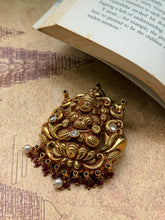 Load image into Gallery viewer, Vintage style pendant with cut stones
