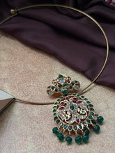 Load image into Gallery viewer, Vintage style pendant with cut stones

