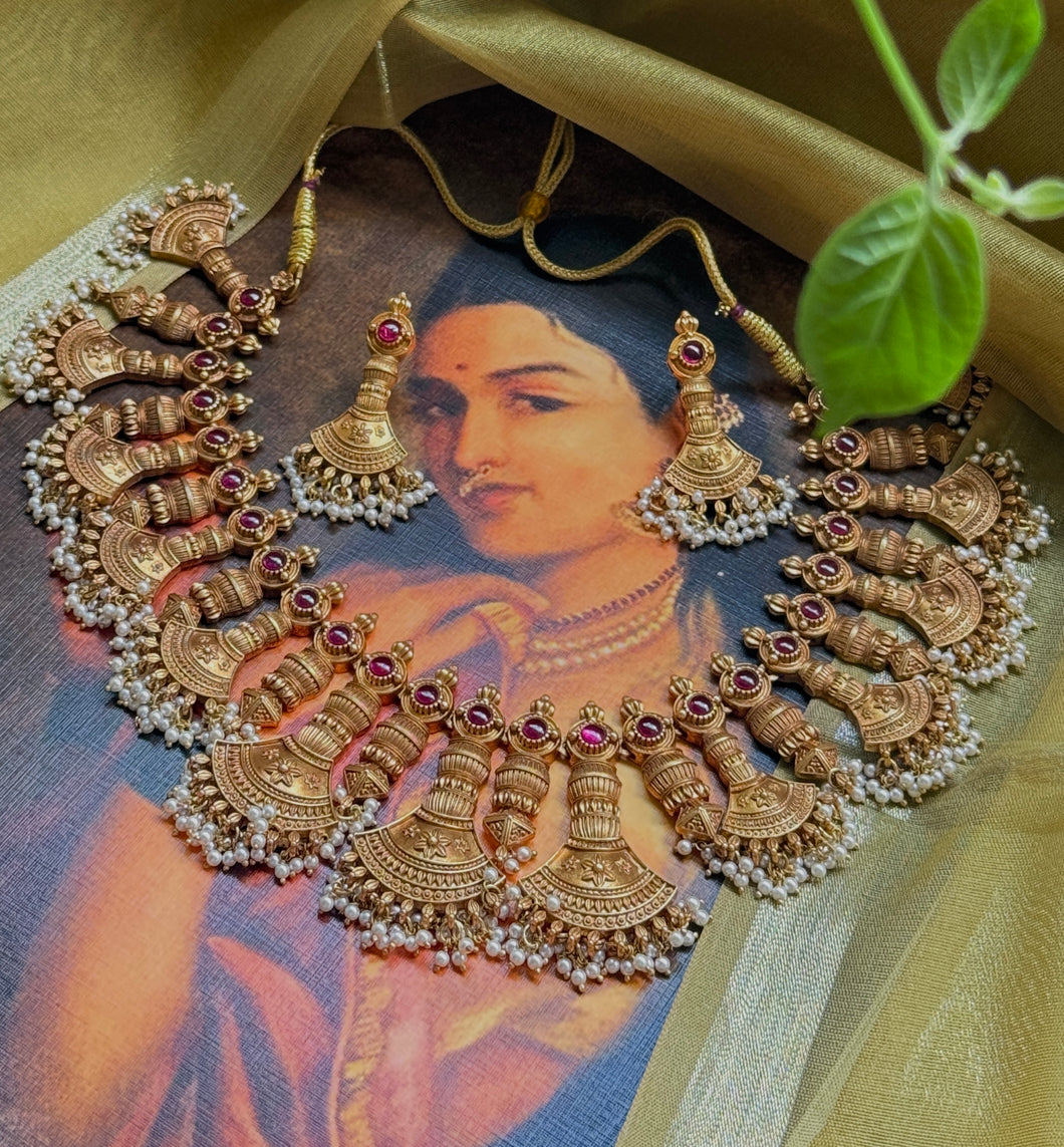 Statement vintage style necklace set