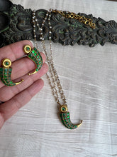 Load image into Gallery viewer, Emerald claw pendant set
