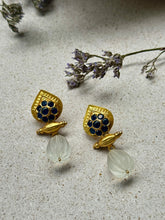 Load image into Gallery viewer, Silver 92.5 gold polish kundan earrings with onyx drops

