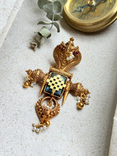 Load image into Gallery viewer, Vintage statement pendant with hasli
