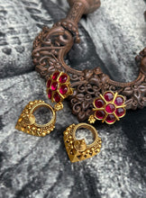 Load image into Gallery viewer, Vintage style (925 silver) earrings in gold polish
