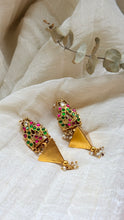 Load image into Gallery viewer, Vintage earrings in gold polish
