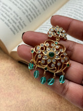 Load image into Gallery viewer, Vintage style pendant with cut stones
