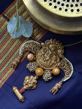 Load image into Gallery viewer, Statement vintage 925gold polish hasli with pendant-18
