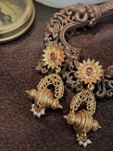Load image into Gallery viewer, Vintage style (925 silver) earrings in gold polish
