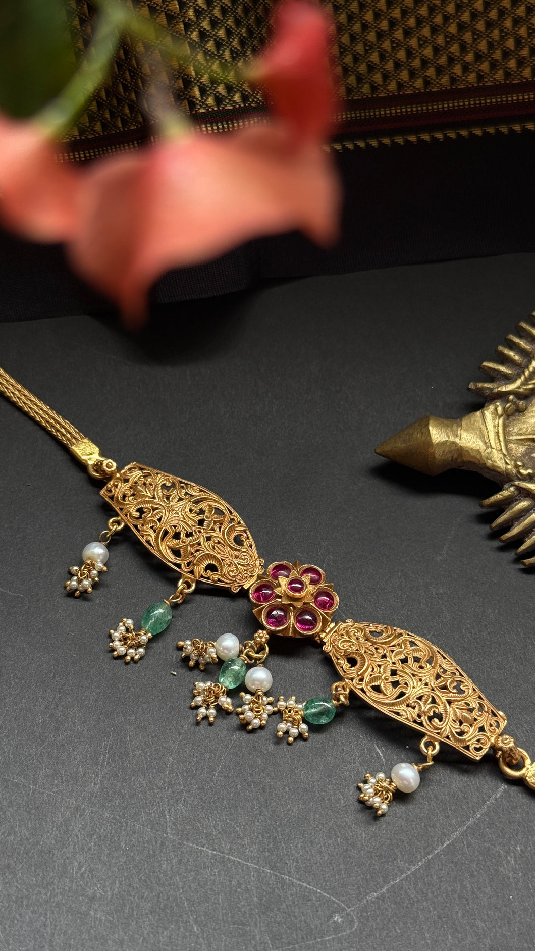 Statement vintage style choker necklace