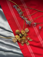 Load image into Gallery viewer, Vintage style statement hasli with pendant
