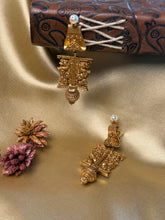 Load image into Gallery viewer, Vintage inspired (925 silver)yali earrings in gold polish
