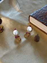 Load image into Gallery viewer, Vintage inspired (925 silver) earrings in gold polish
