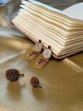 Load image into Gallery viewer, Vintage inspired (925 silver) earrings in gold polish
