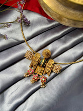 Load image into Gallery viewer, Vintage style statement hasli with pendant
