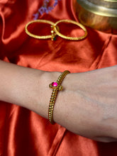 Load image into Gallery viewer, Golusu  bangle with red kemp stone and screw
