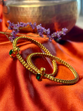 Load image into Gallery viewer, Golusu bangle with green Kemp stone and screw

