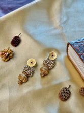 Load image into Gallery viewer, Vintage inspired (925 silver) earrings in gold polish
