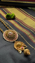 Load image into Gallery viewer, Statement vintage 925gold polish pendant with chain
