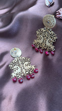 Load image into Gallery viewer, Vintage inspired (925 silver) earrings in gold polish
