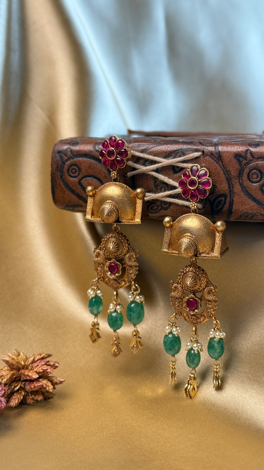 Vintage inspired (925 silver) earrings in gold polish