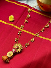Load image into Gallery viewer, Statement vintage style coral necklace
