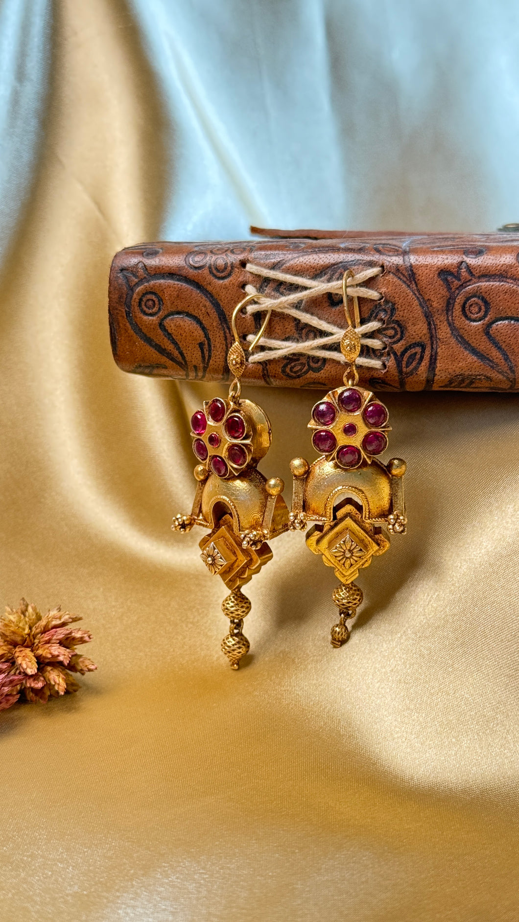 Vintage inspired (925 silver) earrings in gold polish