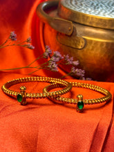 Load image into Gallery viewer, Golusu bangle with green Kemp stone and screw
