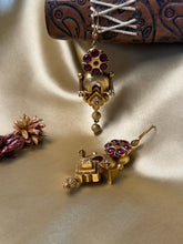 Load image into Gallery viewer, Vintage inspired (925 silver) earrings in gold polish
