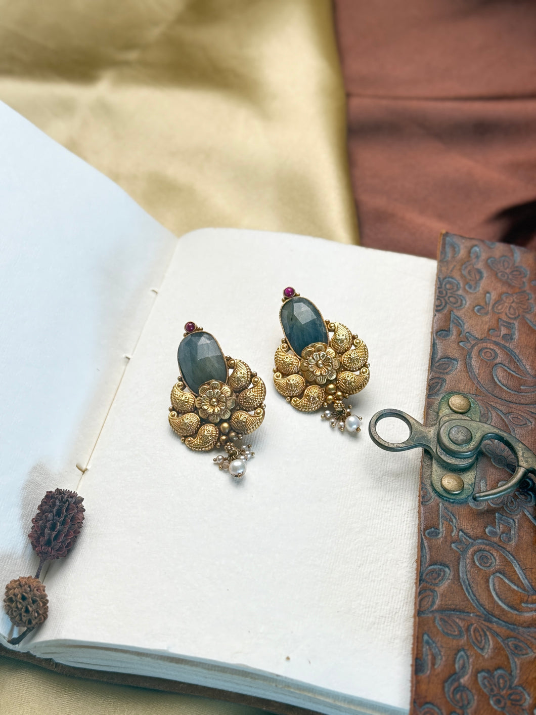 Vintage inspired (925 silver) earrings in gold polish