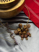Load image into Gallery viewer, Vintage style statement hasli with pendant

