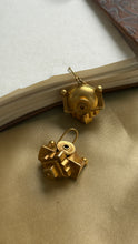 Load image into Gallery viewer, Vintage inspired (925 silver) earrings in gold polish

