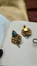 Load image into Gallery viewer, Vintage inspired (925 silver) earrings in gold polish
