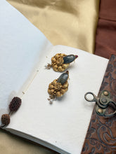 Load image into Gallery viewer, Vintage inspired (925 silver) earrings in gold polish
