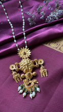 Load image into Gallery viewer, Statement vintage 925gold polish pendant with pearl chain

