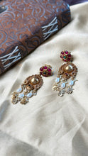 Load image into Gallery viewer, Vintage inspired (925 silver) earrings in gold polish
