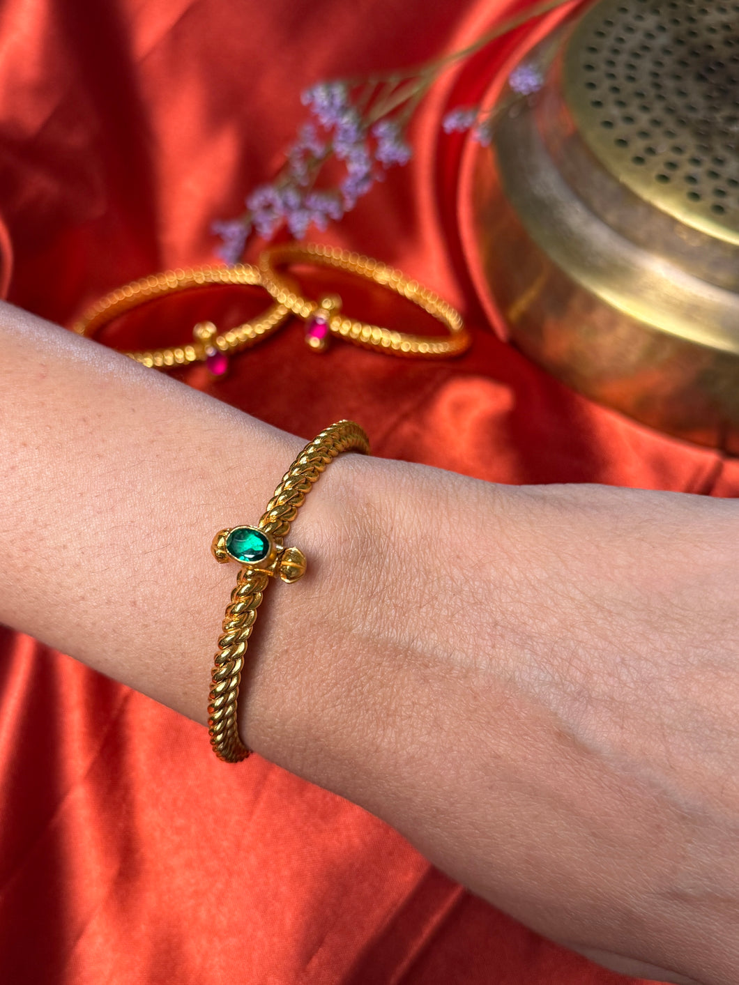 Golusu bangle with green Kemp stone and screw