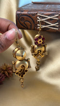 Load image into Gallery viewer, Vintage inspired (925 silver) earrings in gold polish
