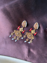 Load image into Gallery viewer, Vintage inspired (925 silver) earrings in gold polish
