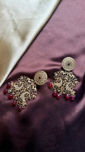 Load image into Gallery viewer, Vintage inspired (925 silver) earrings in gold polish
