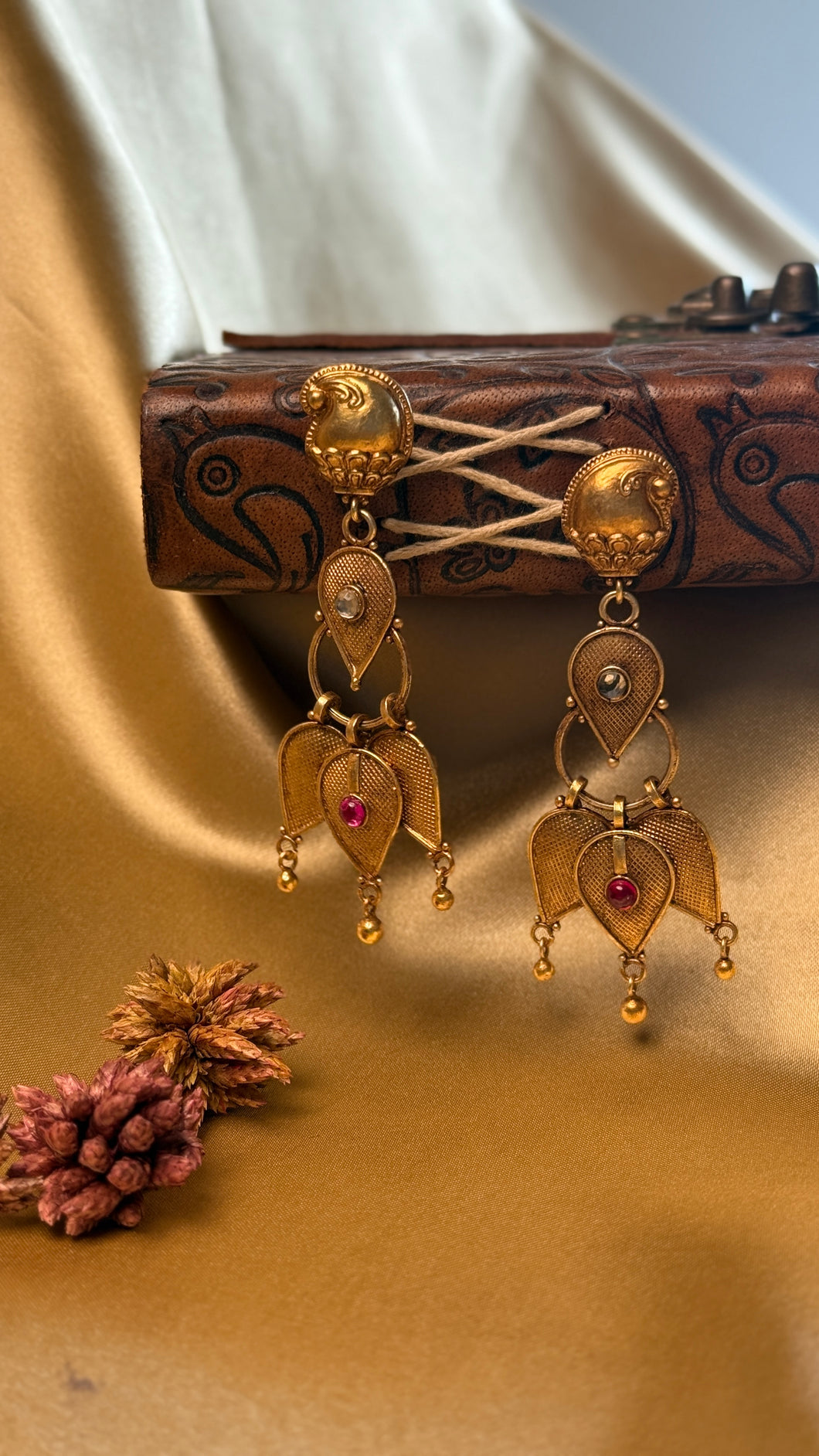 Vintage inspired (925 silver)mango earrings in gold polish