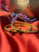 Load image into Gallery viewer, Golusu bangle with green Kemp stone and screw
