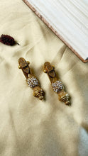 Load image into Gallery viewer, Vintage inspired (925 silver) earrings in gold polish
