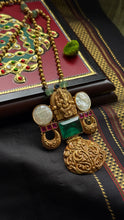 Load image into Gallery viewer, Statement vintage 925gold polish pendant with chain
