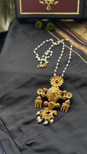 Load image into Gallery viewer, Statement vintage 925gold polish pendant with pearl chain
